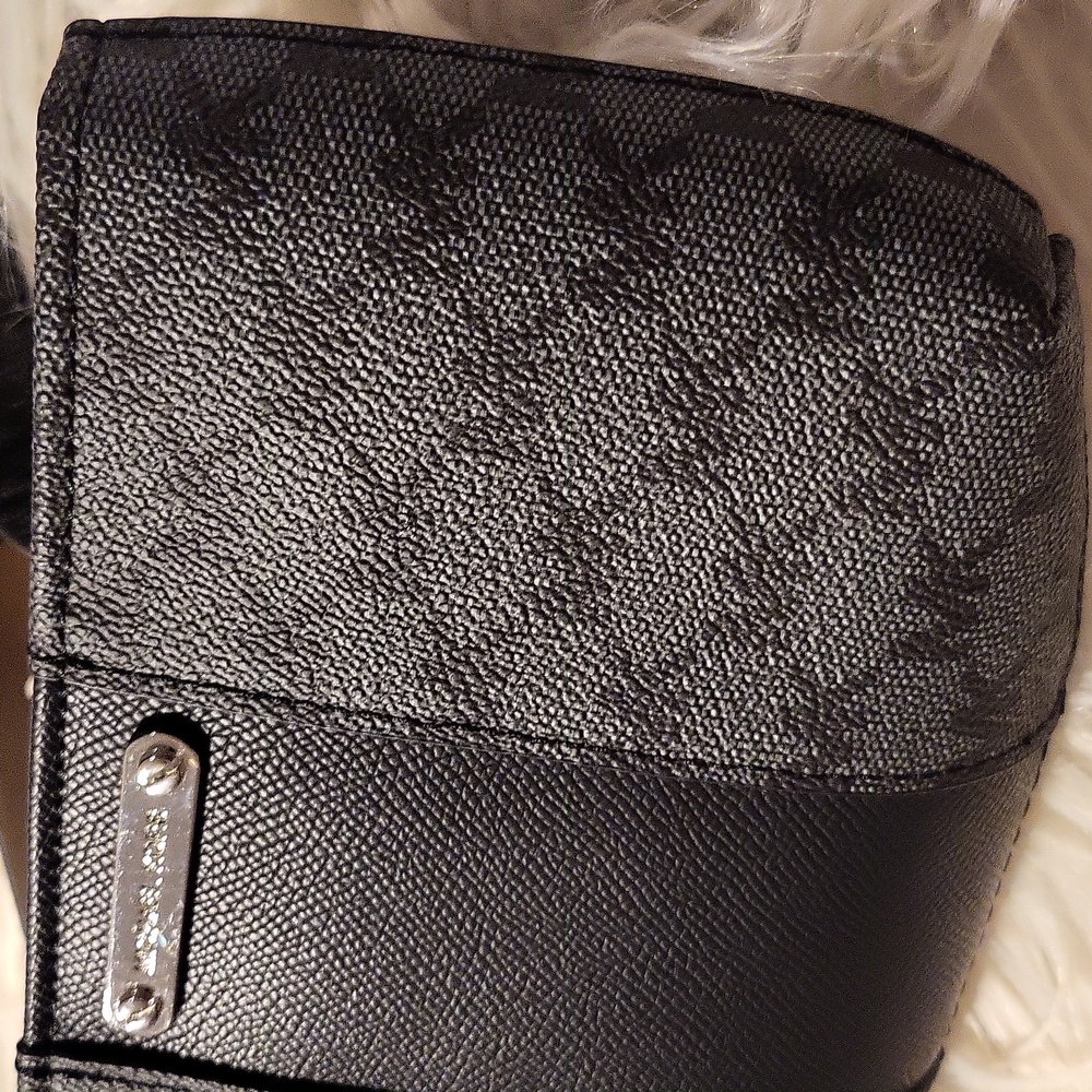 🖤LIKE NEW! Michael Kors Black and Gray Monogram Wristlet / Crossbody Bag! - Picture 3 of 8